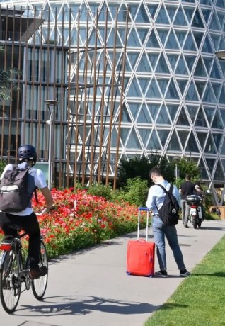 In bicicletta a Porta Nuova: Milano è la destinazione adatta per ospitare eventi sostenibili. Pic by Comune di Milano