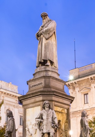 Statue of Leonardo da Vinci in piazza della Scala
