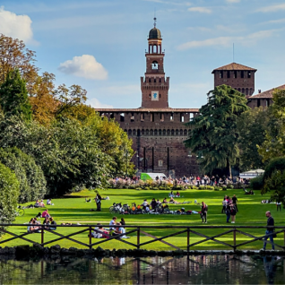 Pasqua e Pasquetta 2022 a Milano - Parco Sempione in primavera pic by @alessandro.bajo.iphoneography