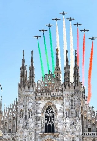 Frecce Tricolori acrobatics patrol tracing an Italian flag over Duomo ph: Andrea Cherchi