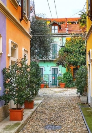 Le case colorate di Via Lincoln, quartiere giardino arcobaleno di Milano. Pic: @beaande
