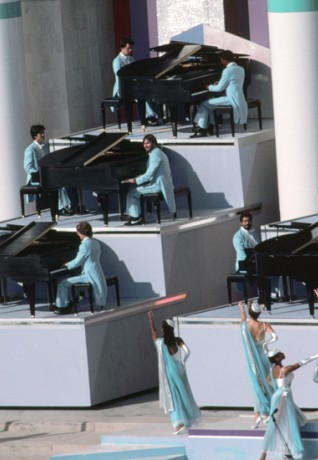 Los Angeles 1984 OG, Opening Ceremony - The show, "Rhapsody in Blue". Pianos and dancers on the stage. © 1984 / Kishimoto/IOC
