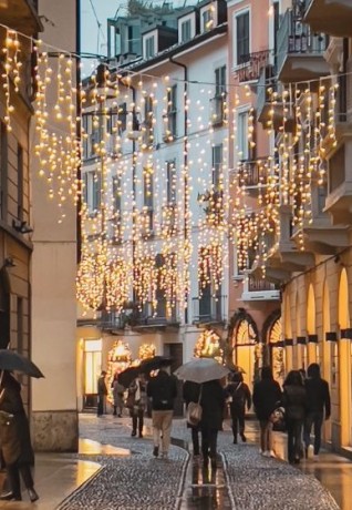 Christmas in Milan: shopping in Brera. Pic by Enrico Bruscia