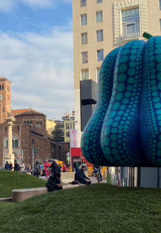 Un Giro in centro a Milano - Musei, teatri, monumenti iconici: cosa vedere e gli eventi da non perdere - San Babila con le zucche di Yayoi Kusama