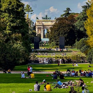 Parco Sempione con il teatro continuo di Burri e l'Arco della Pace. Pic by Alessandro Bajo