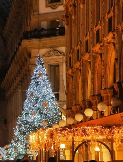 Christmas tree in Galleria Vittorio Emanuele II - Pic Andrea Cherchi