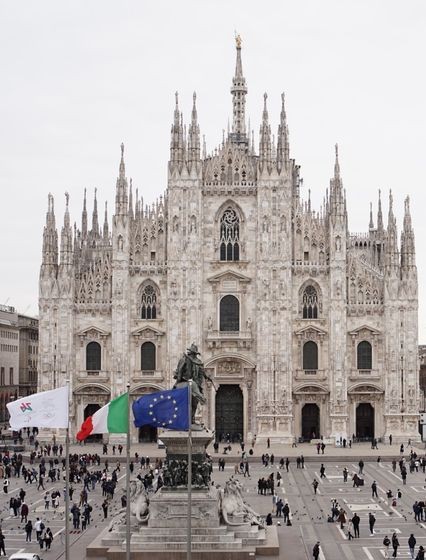 Milano Cortina 2026: l'alzabandiera in piazza Duomo