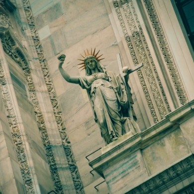 Duomo di Milano - Statua Libertà Pic by Raimond Klavins (Unsplash)